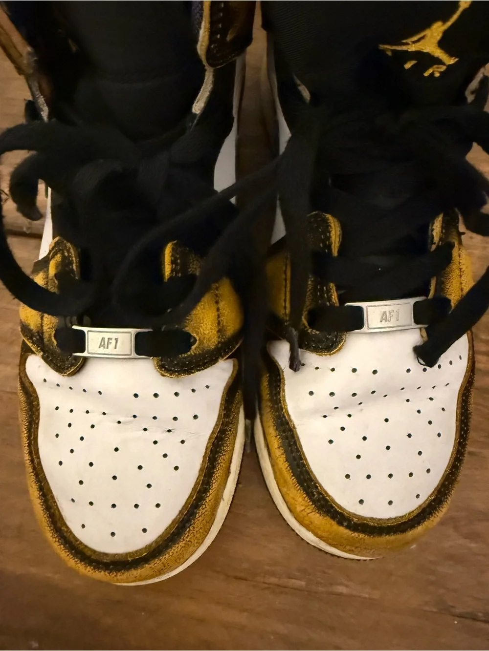 Nike Air Jordan 1 Mid SE “Wear-away” sneakers